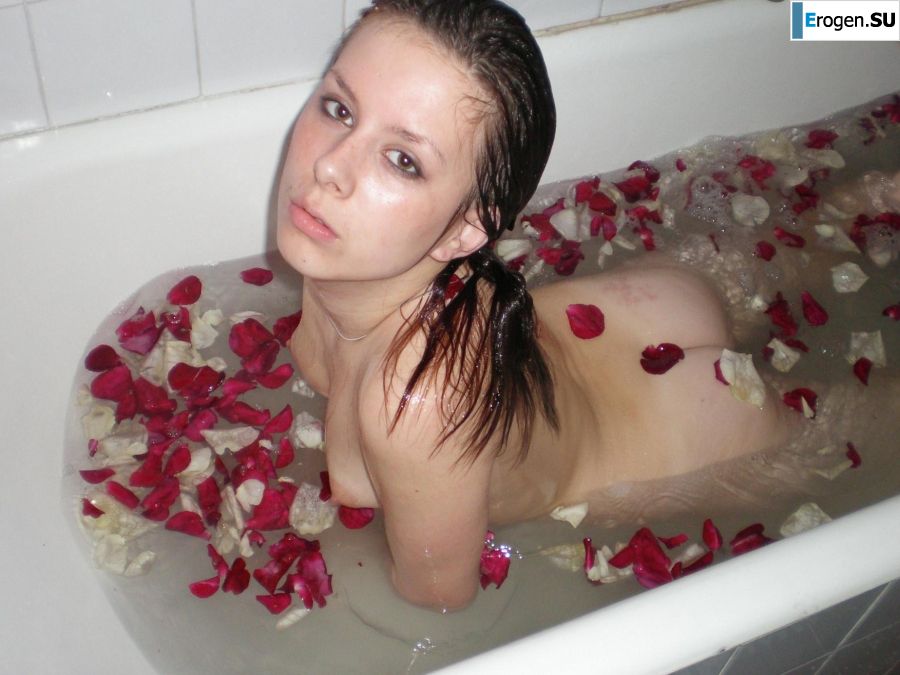 oh her bath with petals, she has legs spread to him. Photo 9