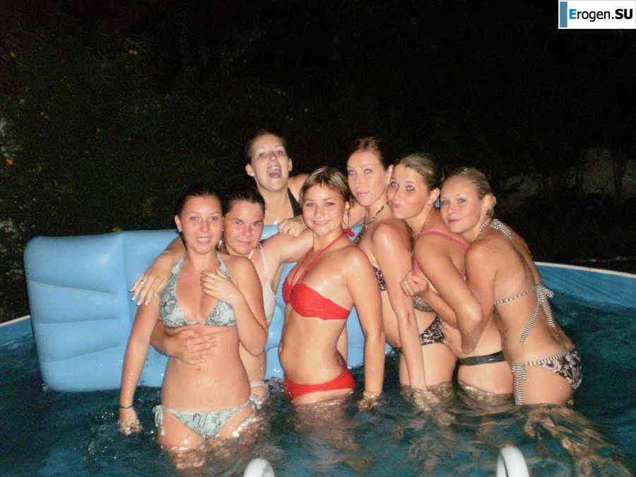 naked chicks in the pool. Photo 11
