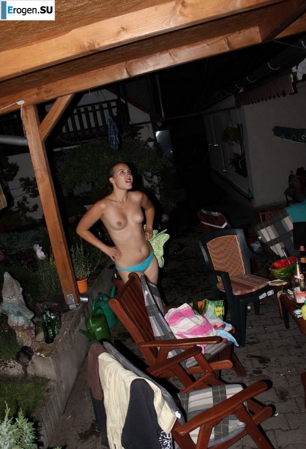 naked chicks in the pool. Photo 24