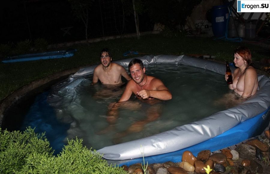 naked chicks in the pool. Photo 28