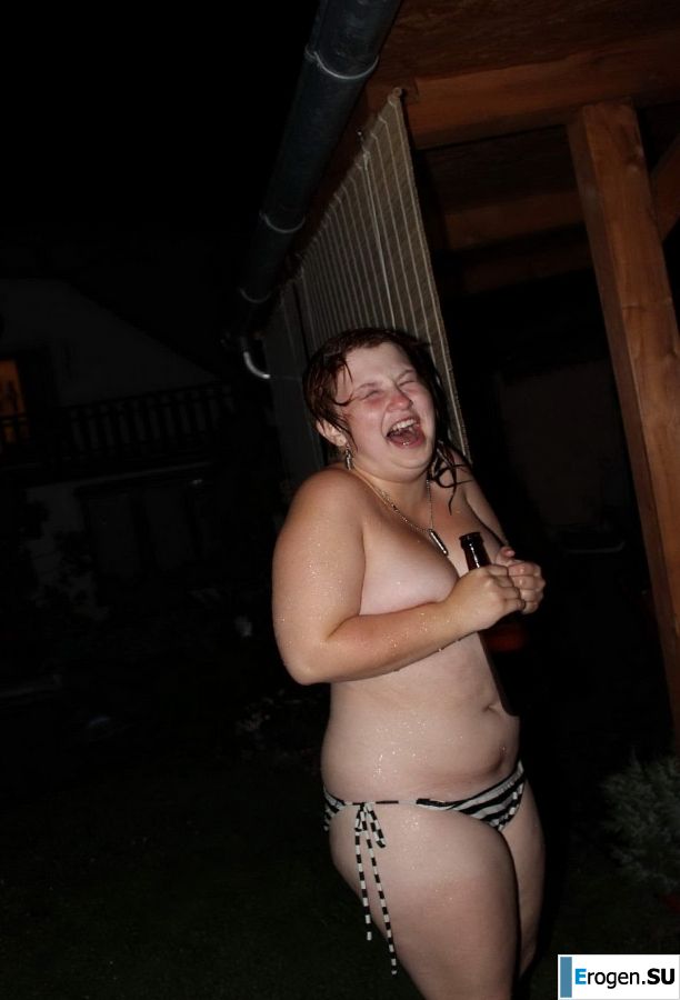 naked chicks in the pool. Photo 29