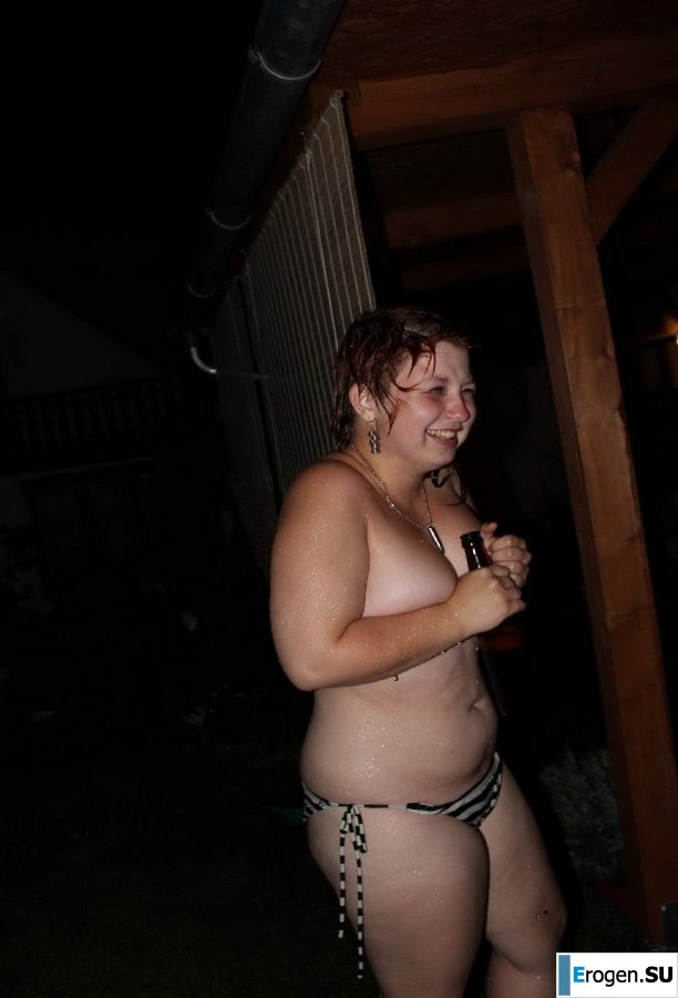 naked chicks in the pool. Photo 30