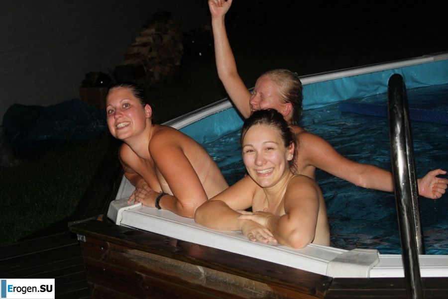 naked chicks in the pool. Photo 32
