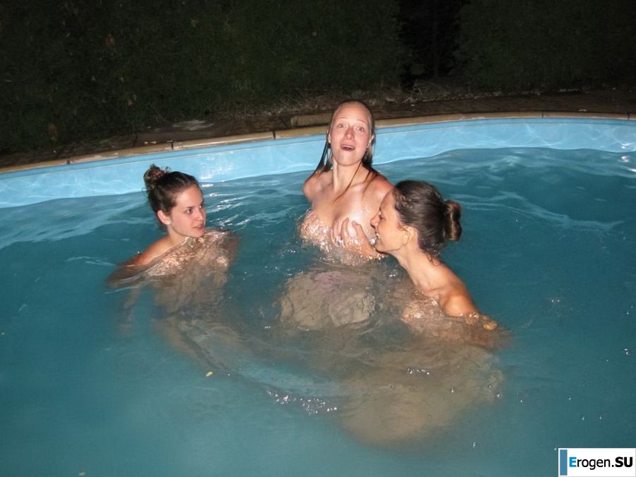 naked chicks in the pool. Photo 38