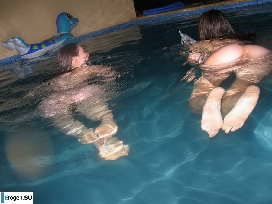 naked chicks in the pool. Photo 4