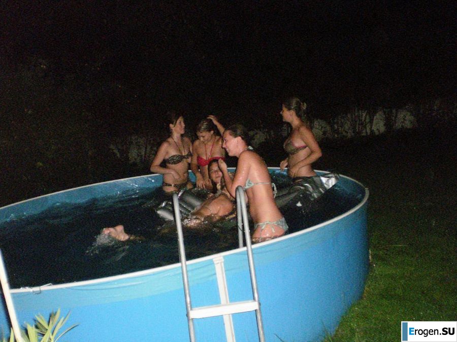 naked chicks in the pool. Photo 9