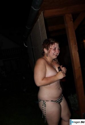 naked chicks in the pool. Thumb 30