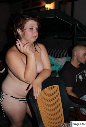 naked chicks in the pool. Thumb 31