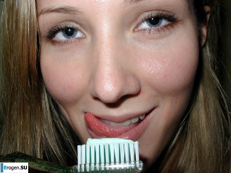 naked with a toothbrush. Photo 3