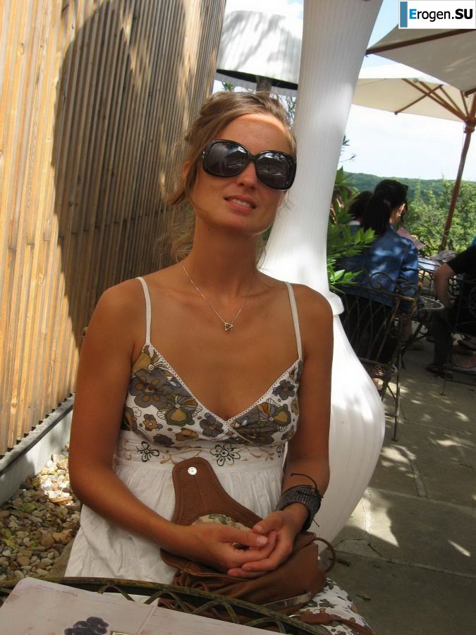 took off her bra somewhere on the rocky slopes. Photo 16