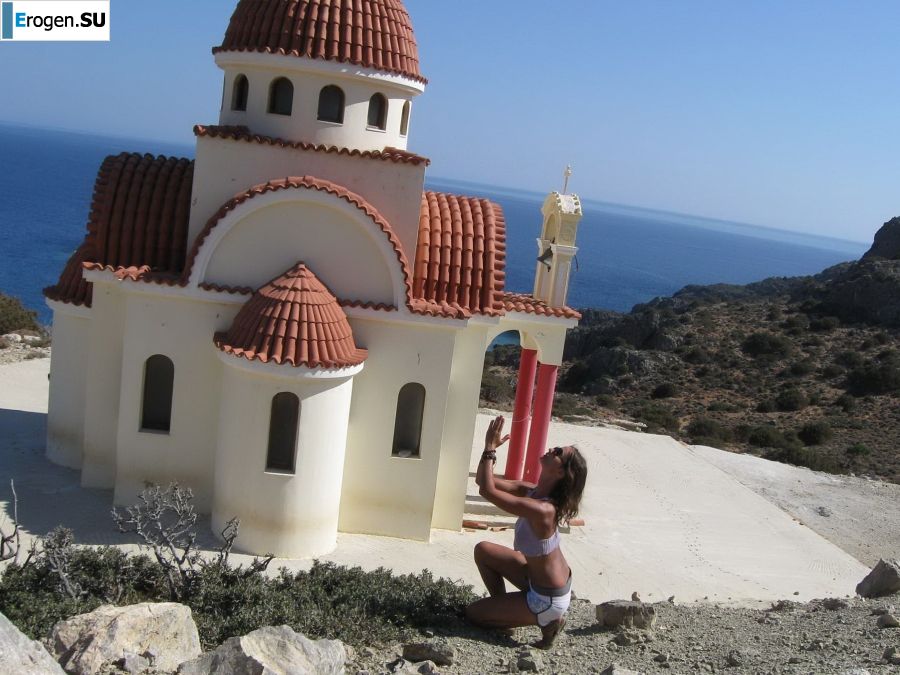 took off her bra somewhere on the rocky slopes. Photo 29