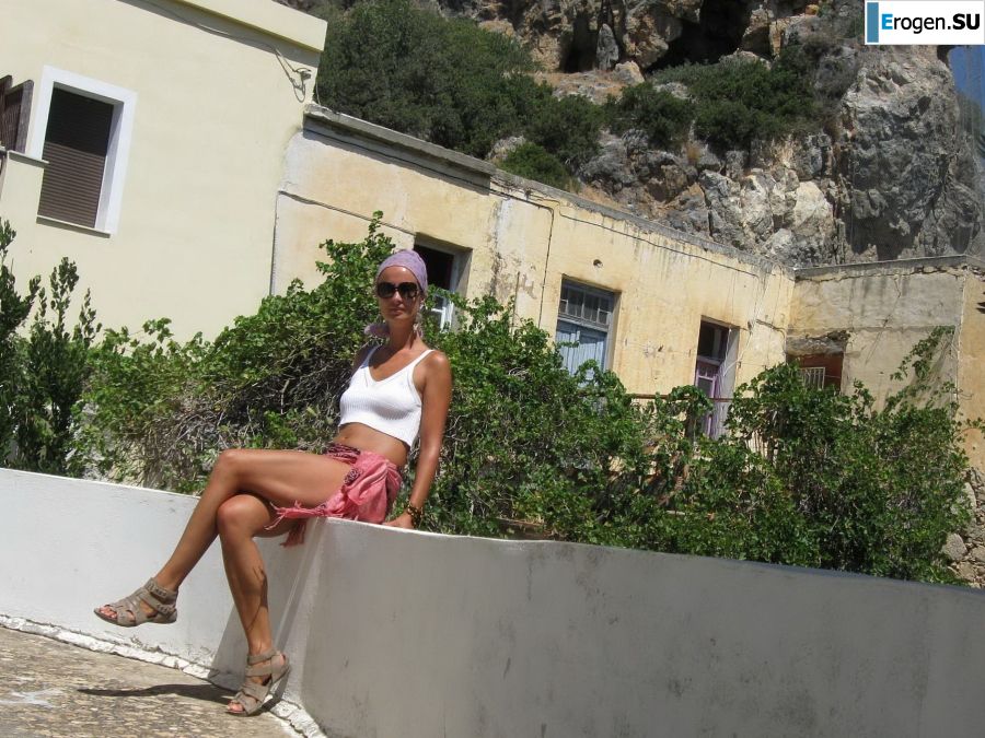 took off her bra somewhere on the rocky slopes. Photo 30