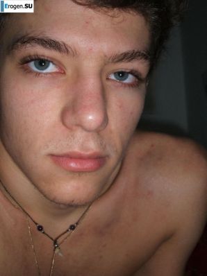 a happy young couple presents. Thumb 9