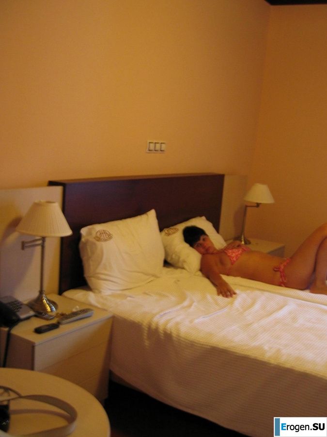 petite short-haired brunette on vacation. Photo 13