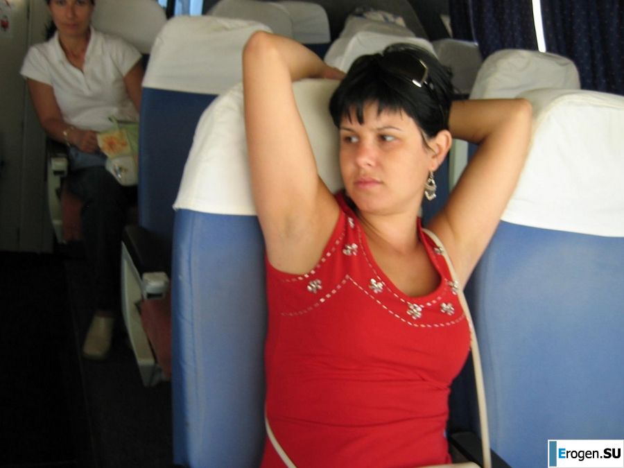 petite short-haired brunette on vacation. Photo 14