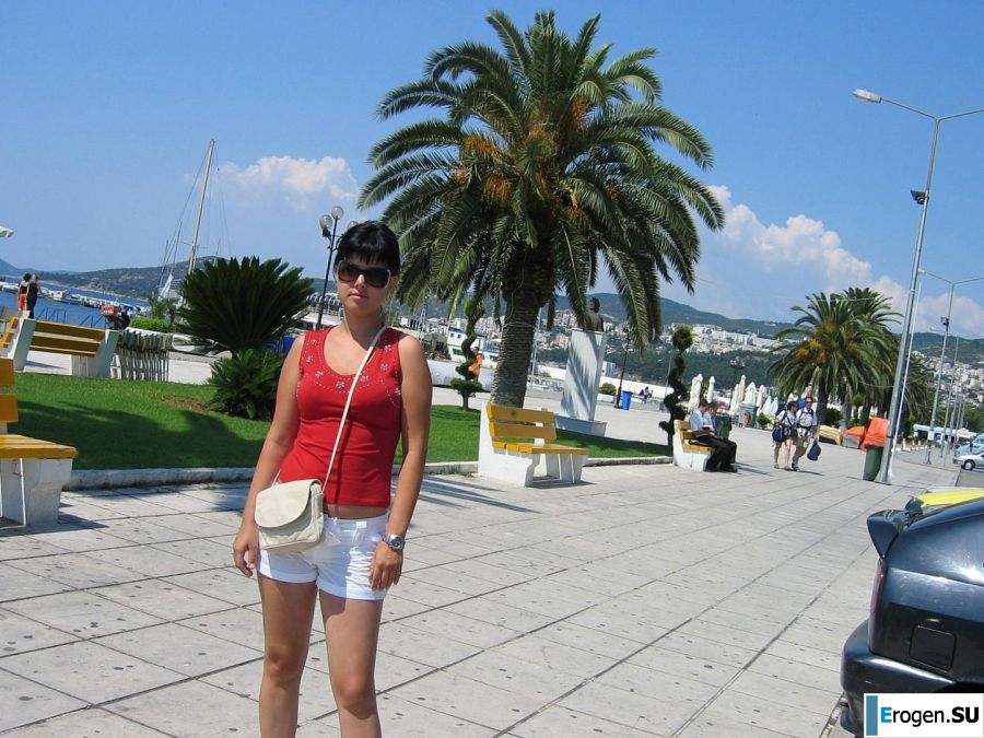 petite short-haired brunette on vacation. Photo 15