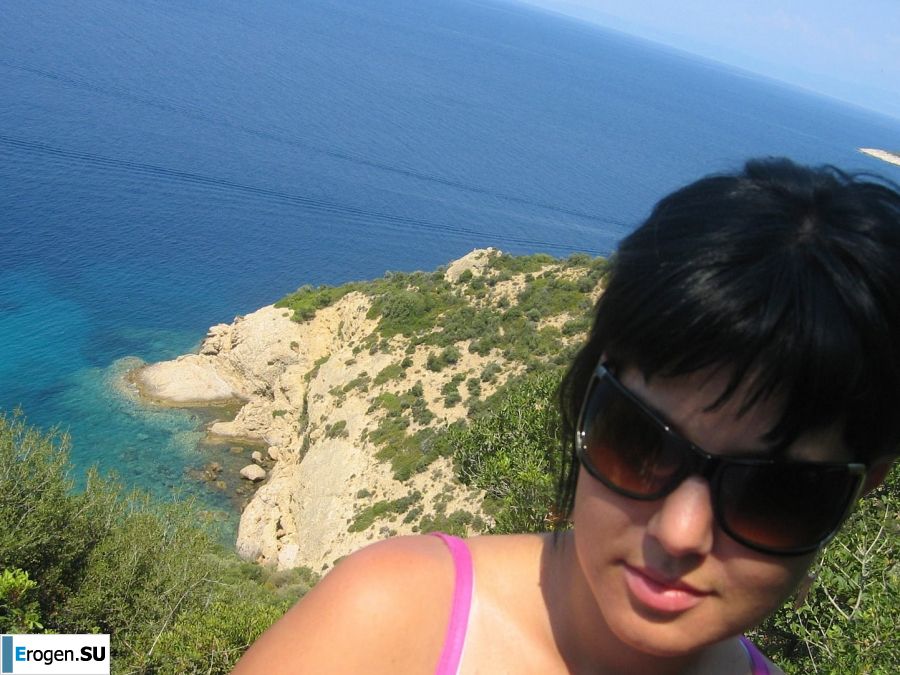 petite short-haired brunette on vacation. Photo 16