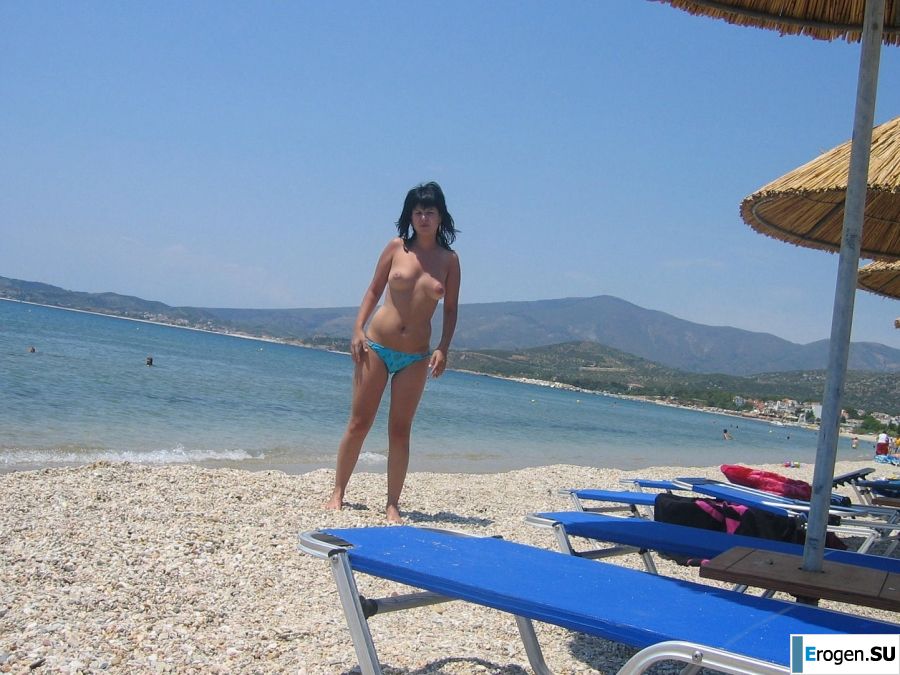 petite short-haired brunette on vacation. Photo 17