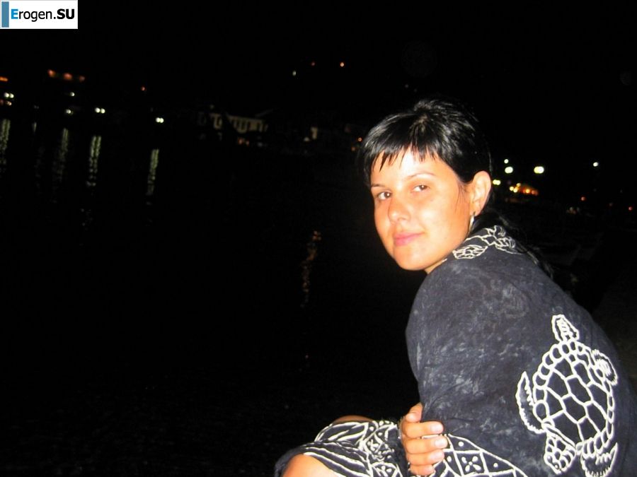 petite short-haired brunette on vacation. Photo 18