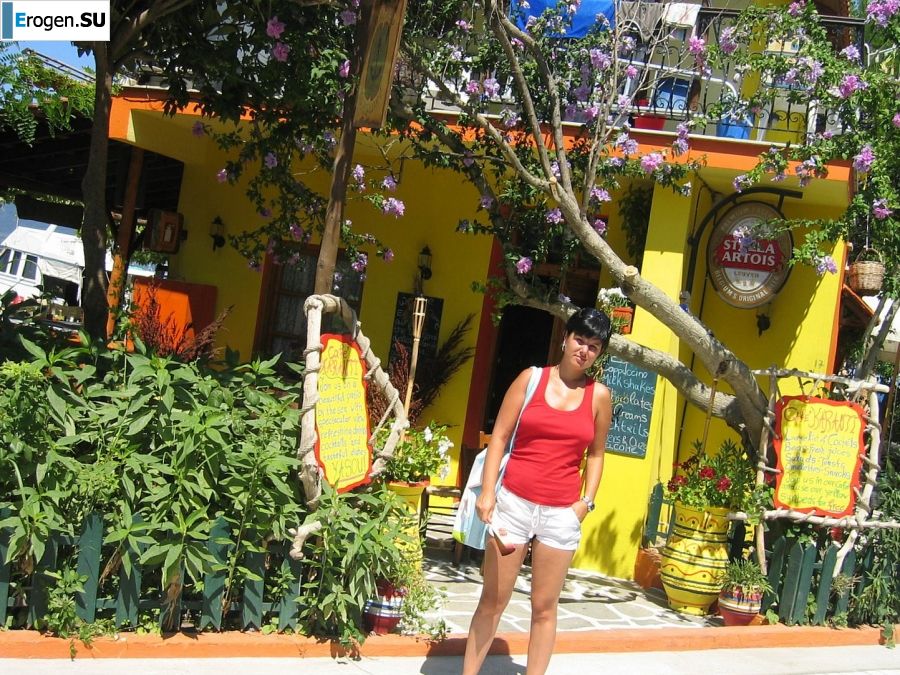 petite short-haired brunette on vacation. Photo 20