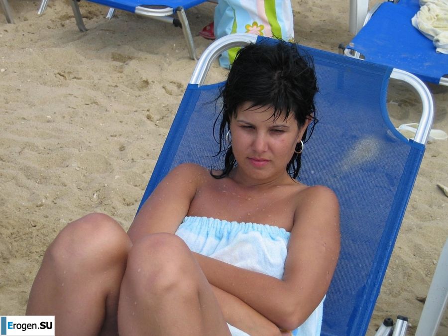 petite short-haired brunette on vacation. Photo 21