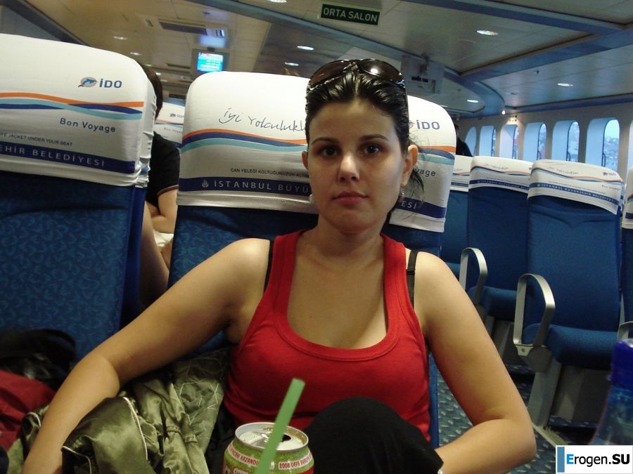 petite short-haired brunette on vacation. Photo 23