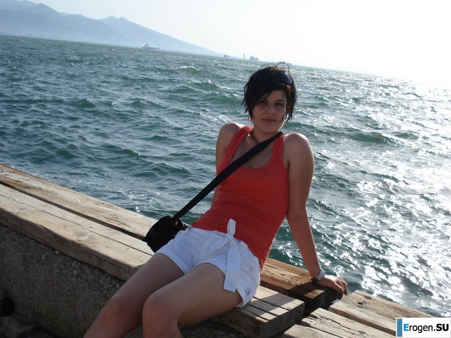 petite short-haired brunette on vacation. Photo 24