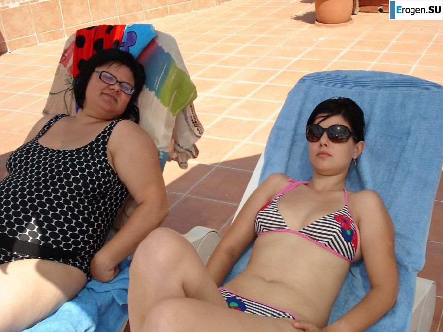 petite short-haired brunette on vacation. Photo 28