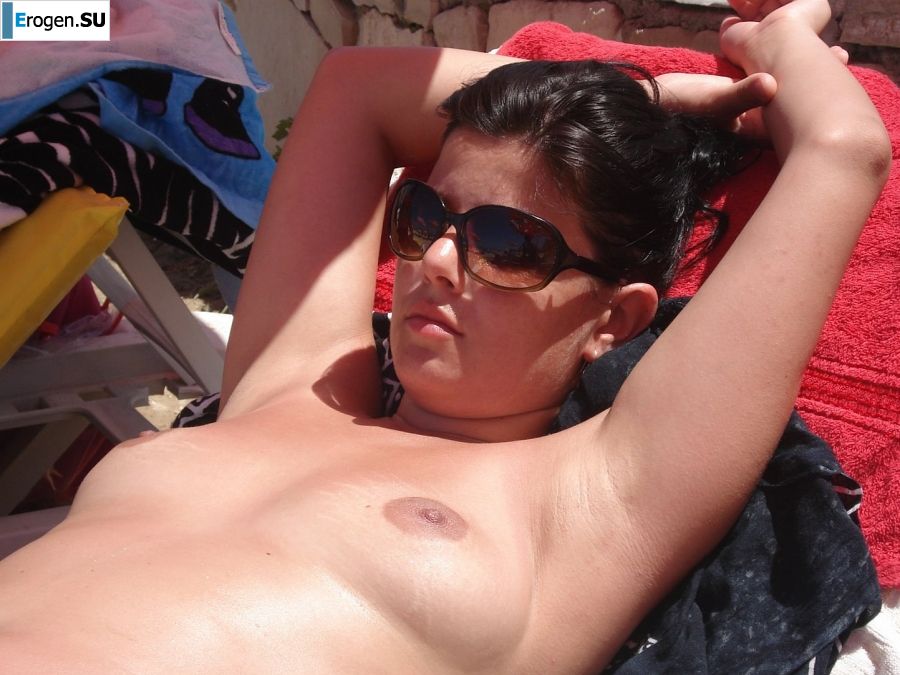 petite short-haired brunette on vacation. Photo 34