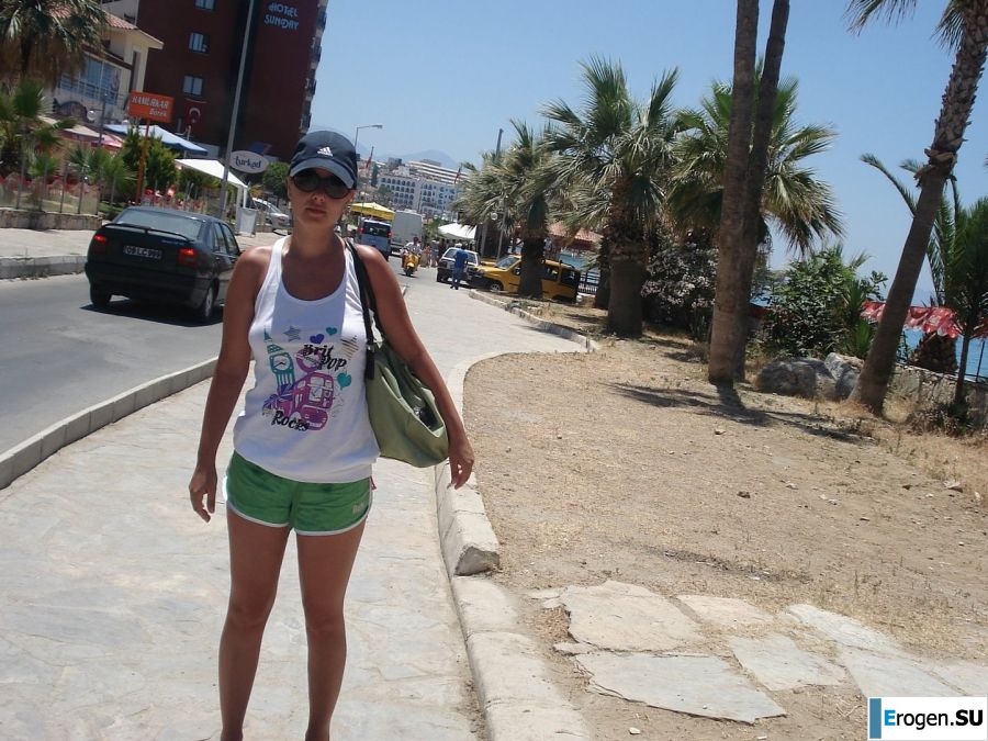 petite short-haired brunette on vacation. Photo 36