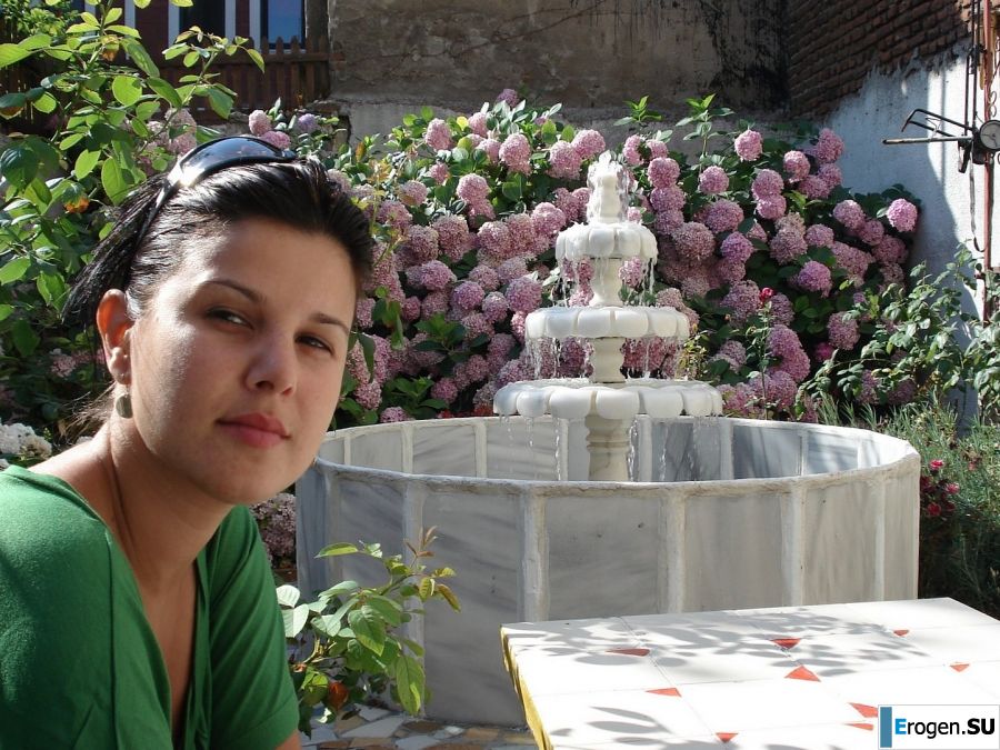 petite short-haired brunette on vacation. Photo 39