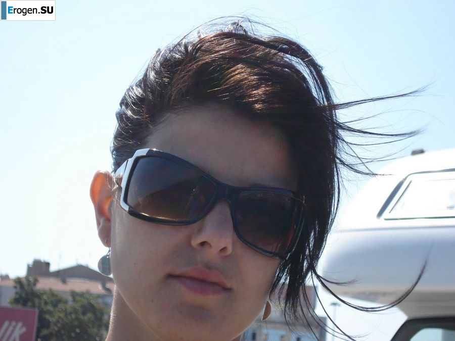 petite short-haired brunette on vacation. Photo 40