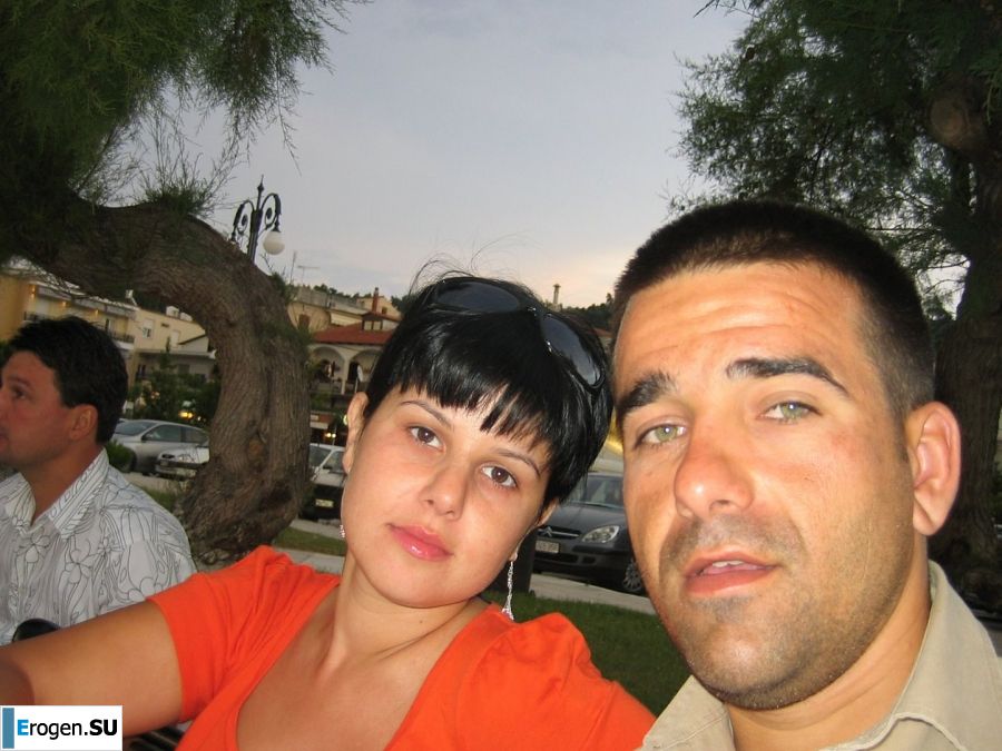 petite short-haired brunette on vacation. Photo 9