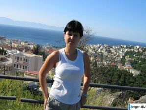 petite short-haired brunette on vacation. Thumb 1