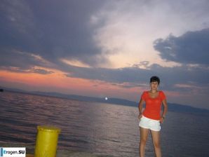 petite short-haired brunette on vacation. Thumb 10