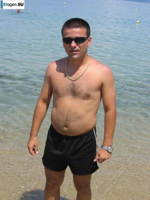 petite short-haired brunette on vacation. Thumb 12