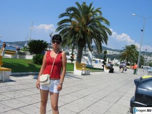 petite short-haired brunette on vacation. Thumb 15