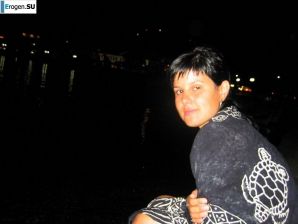 petite short-haired brunette on vacation. Thumb 18