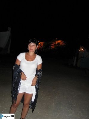 petite short-haired brunette on vacation. Thumb 19