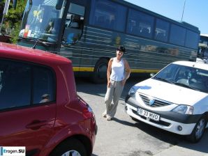 petite short-haired brunette on vacation. Thumb 2