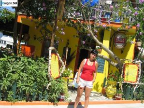 petite short-haired brunette on vacation. Thumb 20