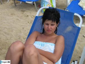 petite short-haired brunette on vacation. Thumb 21