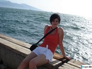 petite short-haired brunette on vacation. Thumb 24