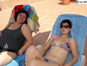 petite short-haired brunette on vacation. Thumb 28