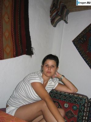 petite short-haired brunette on vacation. Thumb 31