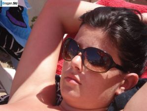 petite short-haired brunette on vacation. Thumb 33