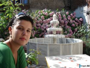 petite short-haired brunette on vacation. Thumb 39