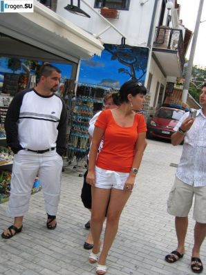 petite short-haired brunette on vacation. Thumb 6