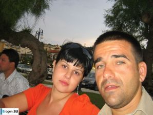 petite short-haired brunette on vacation. Thumb 9