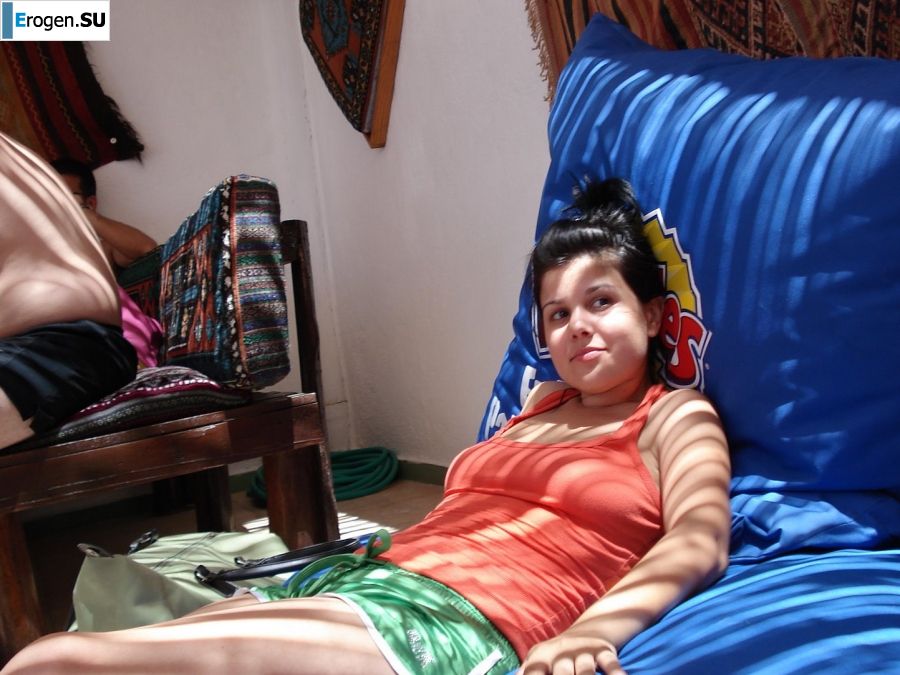 миниатюрная короткостриженная брюнетка в отпуске. Часть 2. Фото 15